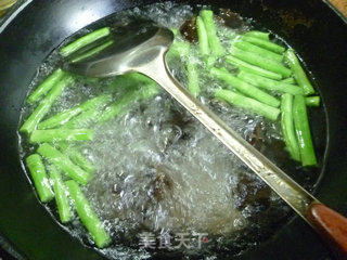 黑木耳梅豆炒面筋的做法步骤：7