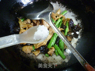 黑木耳梅豆炒面筋的做法步骤：11