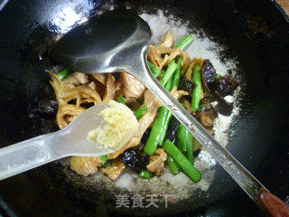 黑木耳梅豆炒面筋的做法步骤：12