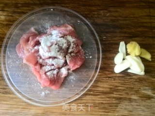 葱爆肉的做法步骤：1
