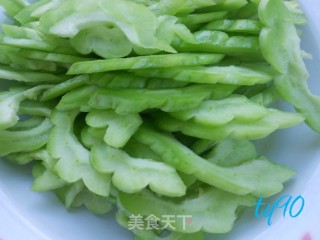 苦瓜炒蛋的做法步骤：1