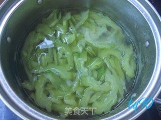 苦瓜炒蛋的做法步骤：2