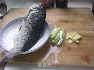 鲜鱼汤的做法步骤：1