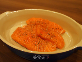 燕麦干煎三文鱼的做法步骤：1