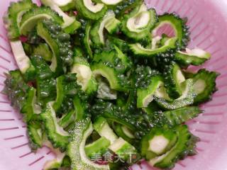冲绳料理--鸡蛋豆腐炒苦瓜的做法步骤：1