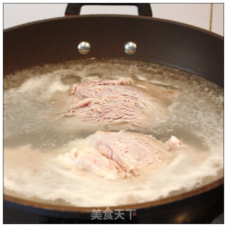 从小就无法抵抗的美味-----五香卤牛肉的做法步骤：2