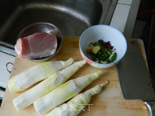 茭白炒肉丝的做法步骤：1