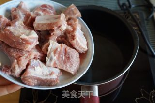 糖醋排骨的做法步骤：2