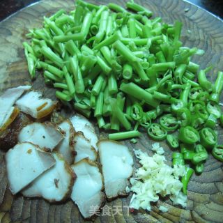 菜梗炒腊肉的做法步骤：1