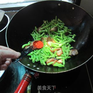 菜梗炒腊肉的做法步骤：4