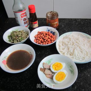 咸菜卤肉凉拌粉的做法步骤：1