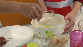 豌豆胡萝卜煎鸡蛋的做法步骤：2