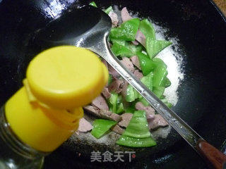 青椒炒鹅肝的做法步骤：7