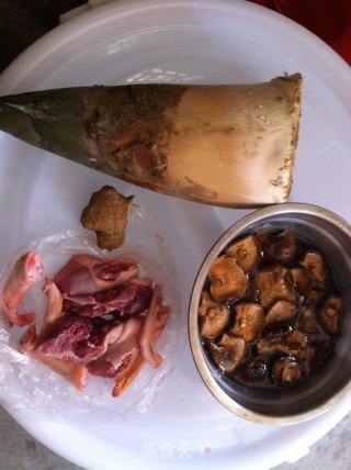 香菇鸭肉焖竹笋的做法步骤：1