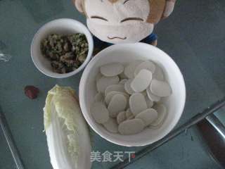 腌肉娃娃菜煮年糕的做法步骤：1