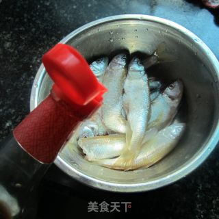 香芹辣椒粉烧鱼的做法步骤：2