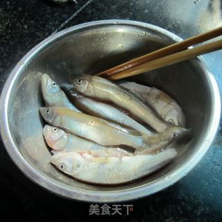 香芹辣椒粉烧鱼的做法步骤：3
