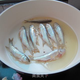 香芹辣椒粉烧鱼的做法步骤：4