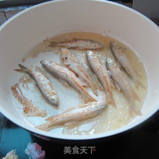 香芹辣椒粉烧鱼的做法步骤：5