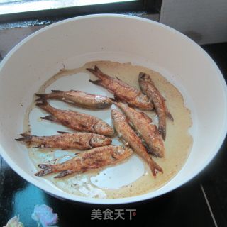 香芹辣椒粉烧鱼的做法步骤：6