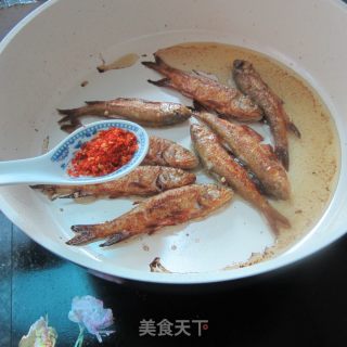 香芹辣椒粉烧鱼的做法步骤：7