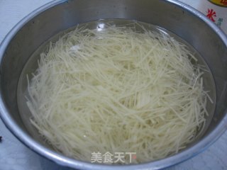 炝土豆丝的做法步骤：3