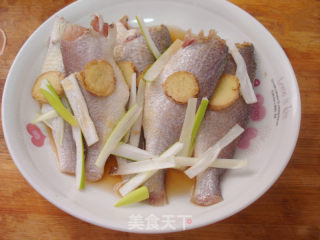 糖醋小黄花鱼的做法步骤：2