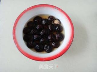 电饭锅香菇鸡腿肉的做法步骤：1