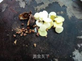 电饭锅香菇鸡腿肉的做法步骤：3