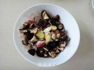 电饭锅香菇鸡腿肉的做法步骤：5