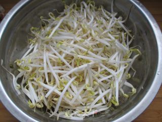 绿豆芽炒豆腐的做法步骤：2