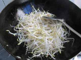 绿豆芽炒豆腐的做法步骤：6