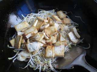 绿豆芽炒豆腐的做法步骤：7