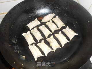 韭菜亭子锅贴的做法步骤：4