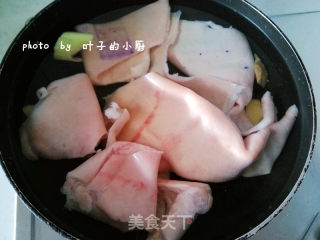 美味凉菜-------水晶肉皮冻的做法步骤：2