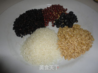 健康养生五谷粥的做法步骤：1