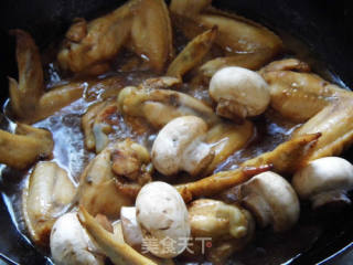台湾名菜之一————————【 三杯蘑菇鸡翅】的做法步骤：7