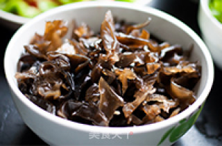 木耳腐皮鸡蛋汤的做法步骤：1