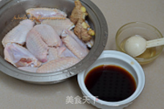 姜丝蜜汁鸡翅的做法步骤：1