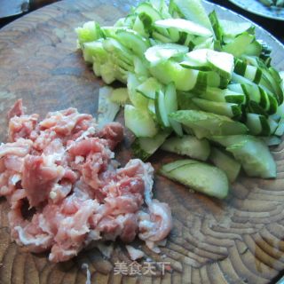 黄瓜炒瘦肉的做法步骤：2