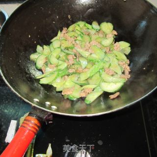 黄瓜炒瘦肉的做法步骤：6