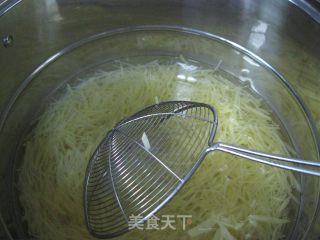 炝紫甘蓝土豆丝的做法步骤：2