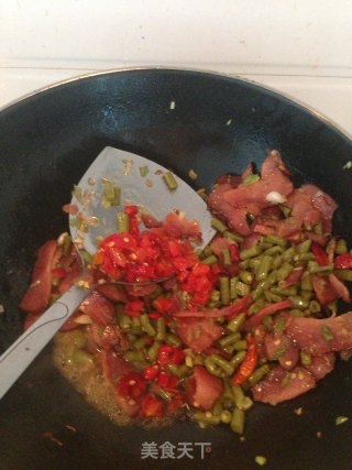 酸豆角炒腊肉的做法步骤：7