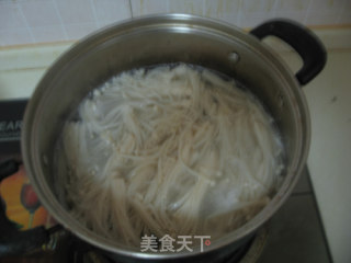 【凉拌金针菇】夏日里的一抹清凉的做法步骤：3
