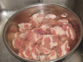 红烧排骨鹌鹑蛋的做法步骤：2