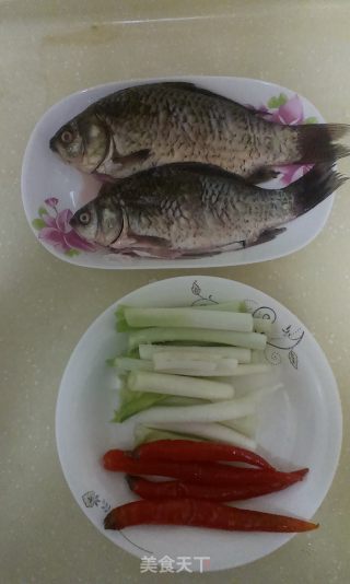 博雅私房菜之鱼系列---家常鲫鱼的做法步骤：1