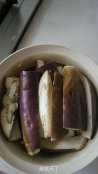 肉末浇蒸茄子的做法步骤：1
