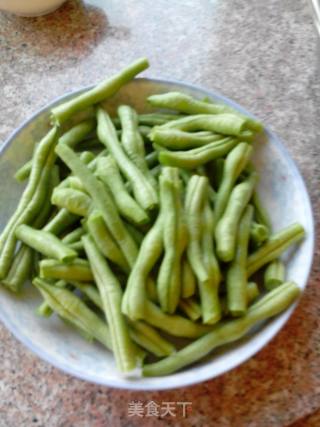肉焖豆角的做法步骤：1
