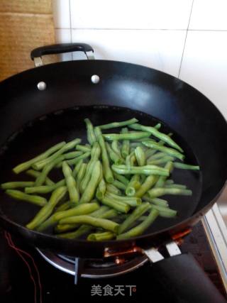 肉焖豆角的做法步骤：3
