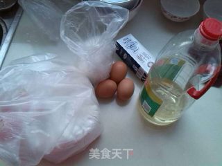 终于做成功了威风蛋糕！真该买个照相机拍呢！的做法步骤：1
